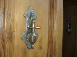 Knocker with restrainer